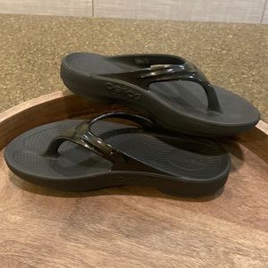 OOFOS Oolala BLACK PATENT LOOK FLIP FLOPS EUC Women’s Size 8/39 $45